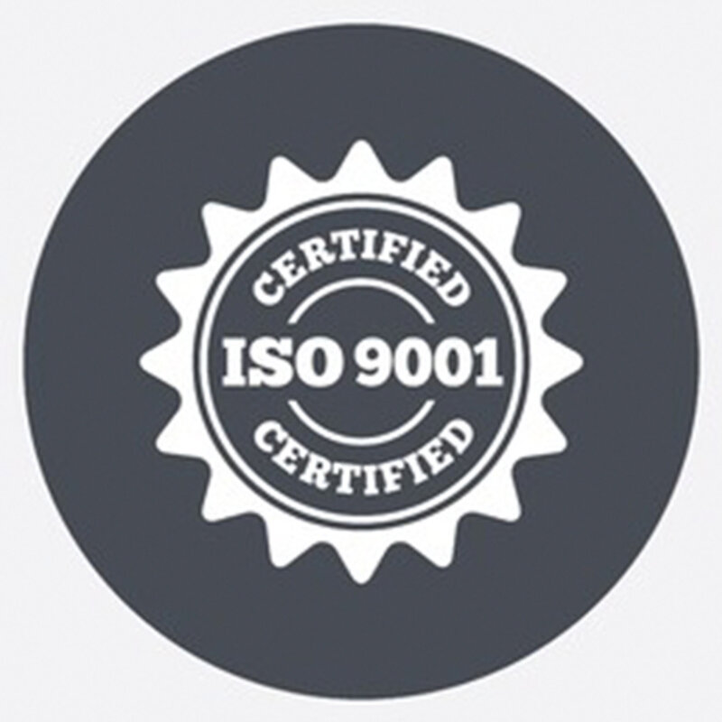 Ein Patch auf grauem Hintergrund mit den Worten 'ISO 9001 Certified'.