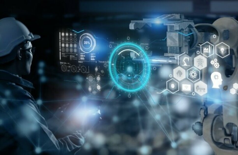 Futuristické znázornění procesní technologie kalení v lisu, inženýr drží iPad a ovládá jím robotickou ruku, na níž je umístěn virtuální displej s klíčovými údaji.