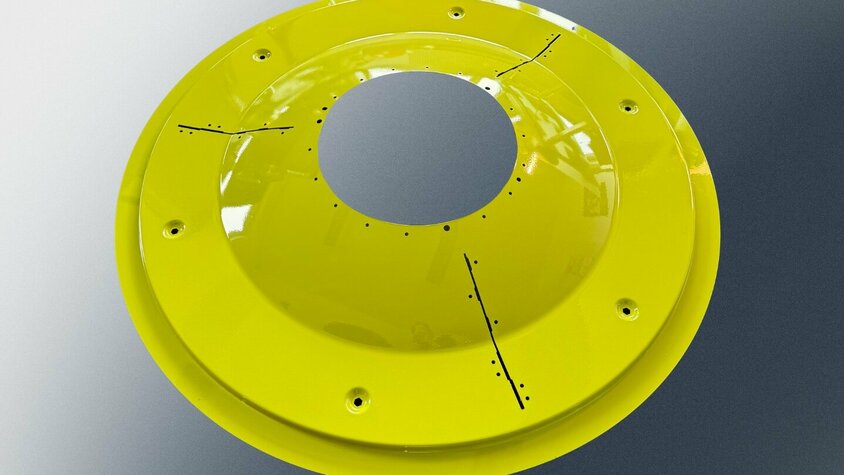 Mähwerksabdeckung für Landmaschinen – Kleinserienfertigung bei weba Deutschland Die gelbe Abdeckung ist ein speziell gefertigtes Bauteil für das Mähwerk von Landmaschinen, hergestellt in Kleinserie bei weba Deutschland. Das robuste Metallteil überzeugt durch hohe Präzision und Langlebigkeit, optimiert für den Einsatz unter anspruchsvollen Bedingungen in der Landwirtschaft. Die exakt platzierten Bohrungen und Markierungen gewährleisten eine einfache und sichere Montage.
