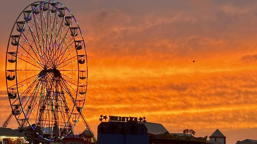 Riesenrad im Freizeitpark bei Sonnenuntergang in Blackpool mit leuchtendem Himmel