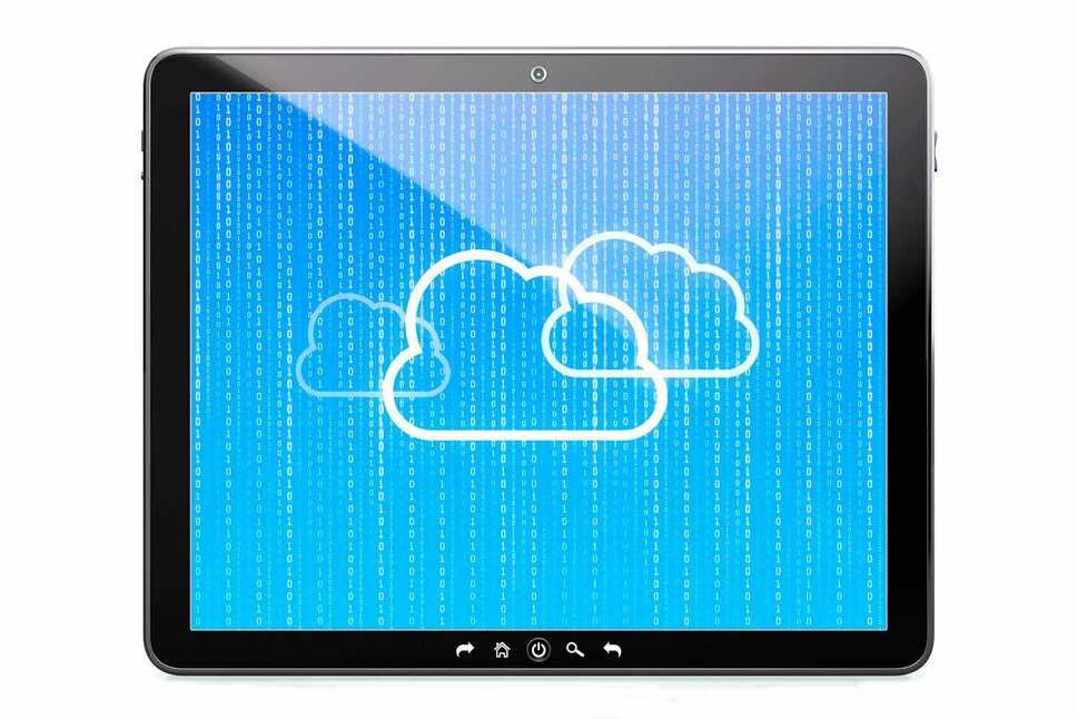 Tablet zobrazuje tři mraky a čísla 0 a 1 na obrazovce; symbolizuje procesní technologii tváření za tepla a výroby nástrojů.