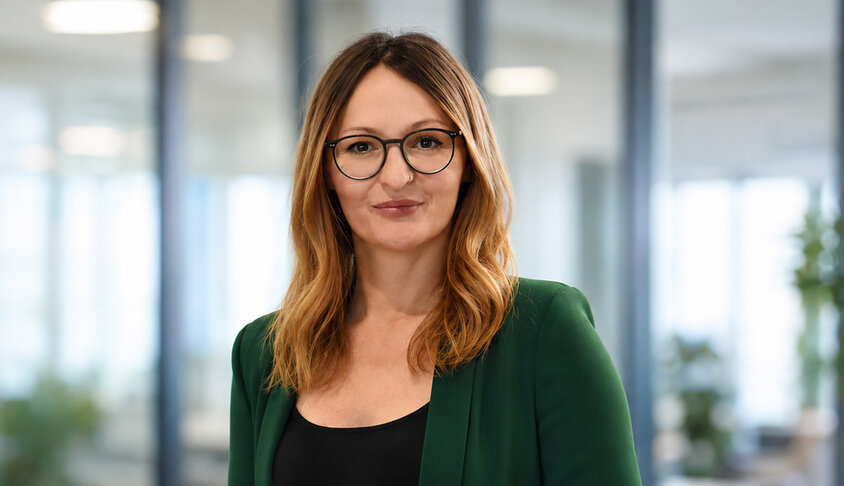 Porträt von Jasmina Tricic, Marketingleitung der weba Werkzeugbau in Dietach