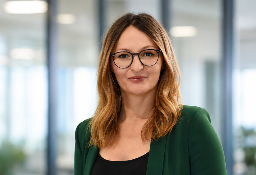 Porträt von Jasmina Tricic, Marketingleitung der weba Werkzeugbau in Dietach