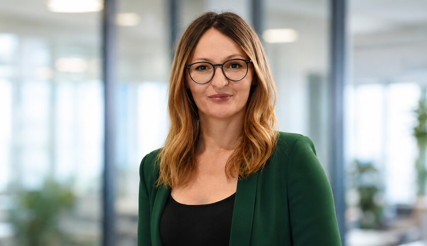 Porträt von Jasmina Tricic, Marketingleitung der weba Werkzeugbau in Dietach