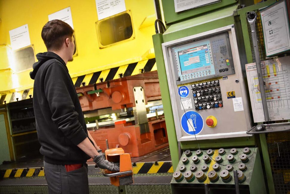 Nástrojářský technik obsluhuje tvářecí lis, aby zkontroloval procesní spolehlivost nástrojů, což je důležitý procesní krok při výrobě nástrojů.