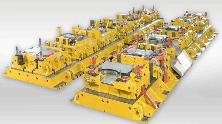 Transferwerkzeug für die Kaltumformung Transferwerkzeugsatz für die Kaltumformung: Mehrere hintereinandergeschaltete Werkzeugstationen zur Umformung komplexer Blechbauteile in der Automobilproduktion.