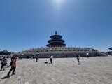 Blick auf den Himmelstempel in Peking unter strahlend blauem Himmel, mit Besuchern auf dem Vorplatz – ein Highlight aus Jan Wengryns Entdeckungstour durch China.