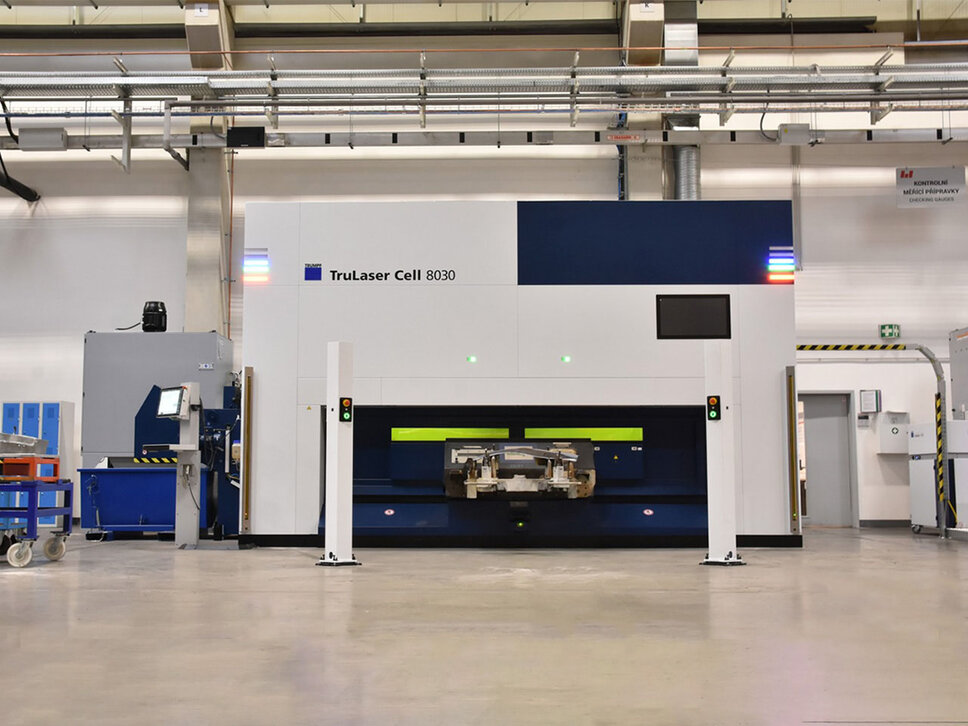 Vysoce přesný laserový řezací systém od výrobce Trumpf, vybavený pokročilou technologií, má integrovaný monitor a ovládací panel, který poskytuje uživatelsky přívětivé rozhraní pro ovládání systému během procesu laserového řezání.